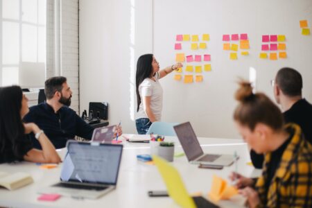 Zawody XXI wieku. Kto przetrwa rewolucję AI, a kto może zniknąć szybciej, niż myślimy?